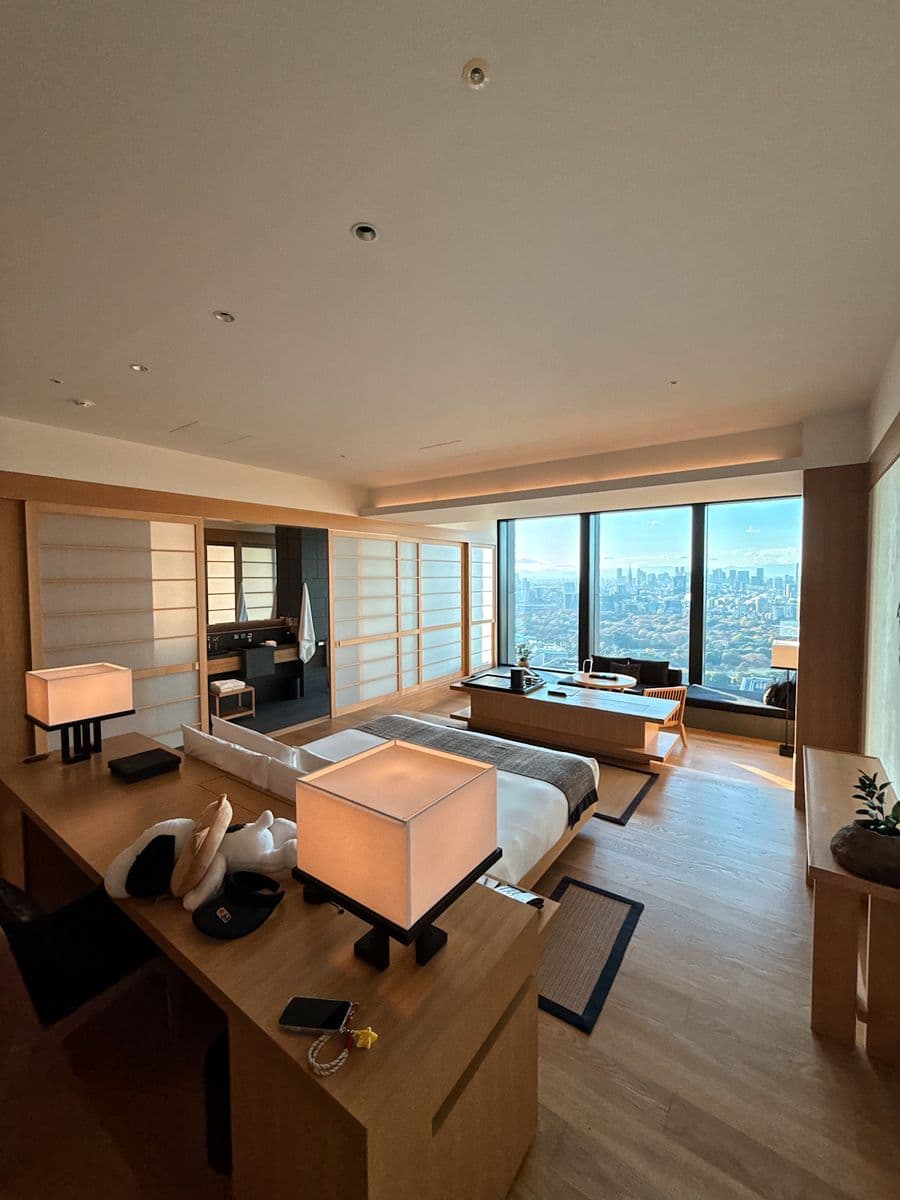 Bilik hotel Tokyo moden sebagai ilustrasi carian hotel oleh ejen